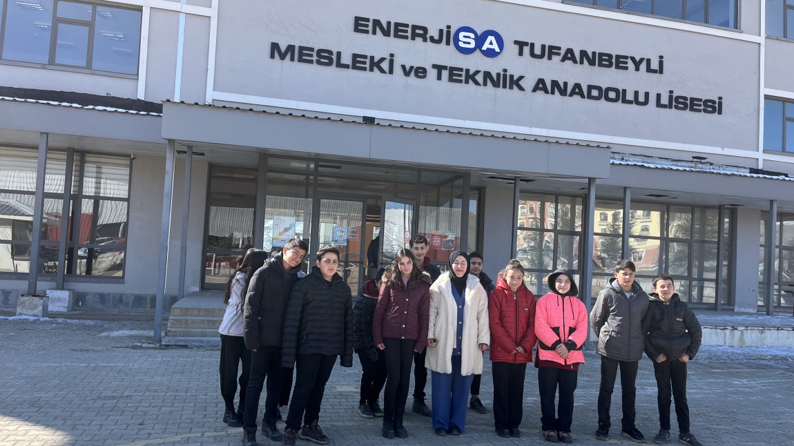 8. SINIF ÖĞRENCİLERİMİZ ENERJİSA TUFANBEYLİ MESLEKİ VE TEKNİK ANADOLU LİSESİNİ GEZEREK BÖLÜMLER HAKKINDA BİLGİ ALDILAR